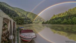 Flos, Turistična vasica Javnik - Trojna mavrica