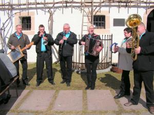 V Breznu so obrezali potomko najstarejše trte na svetu