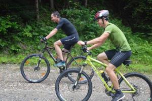 Dež in mraz nista odgnala triatloncev, kuharjev in gledalcev