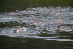 Dež in mraz nista odgnala triatloncev, kuharjev in gledalcev
