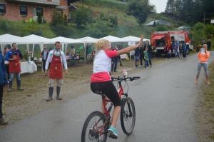 Dež in mraz nista odgnala triatloncev, kuharjev in gledalcev