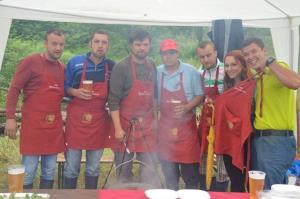 Dež in mraz nista odgnala triatloncev, kuharjev in gledalcev