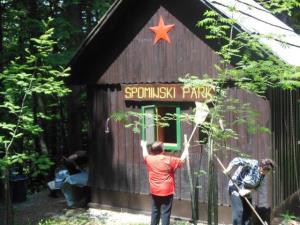 DELOVNA AKCIJA PRI POMNIKU