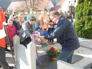 Žalna komemoracija ob spomeniku padlim borcem v NOB na pokopališču v Breznu