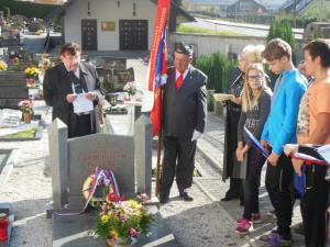 Žalna komemoracija ob spomeniku padlim borcem v NOB na pokopališču v Breznu