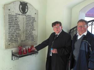 Žalna komemoracija ob spomeniku padlim borcem v NOB na pokopališču v Breznu