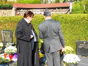 Žalna komemoracija ob spomeniku padlim borcem v NOB na pokopališču v Breznu